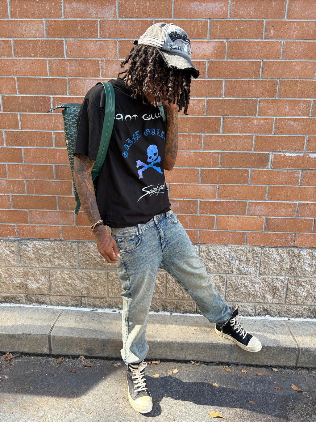 SAINT GALLERY DISTRESSED SKULL TEE
